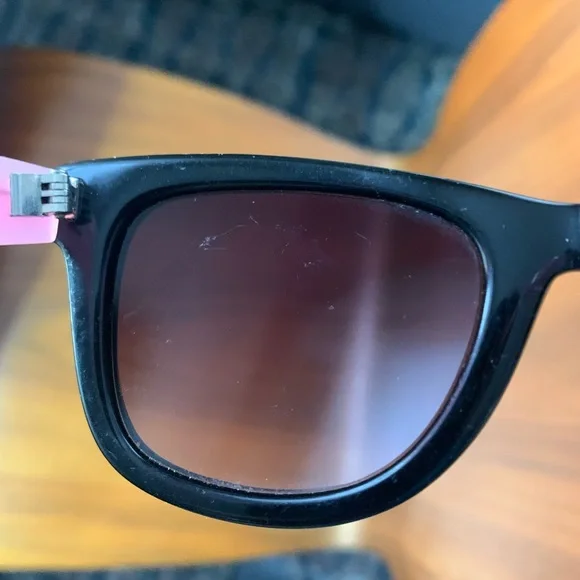 Betsey Johnson cute women’s sunglasses with pink arms - Picture 8 of 8